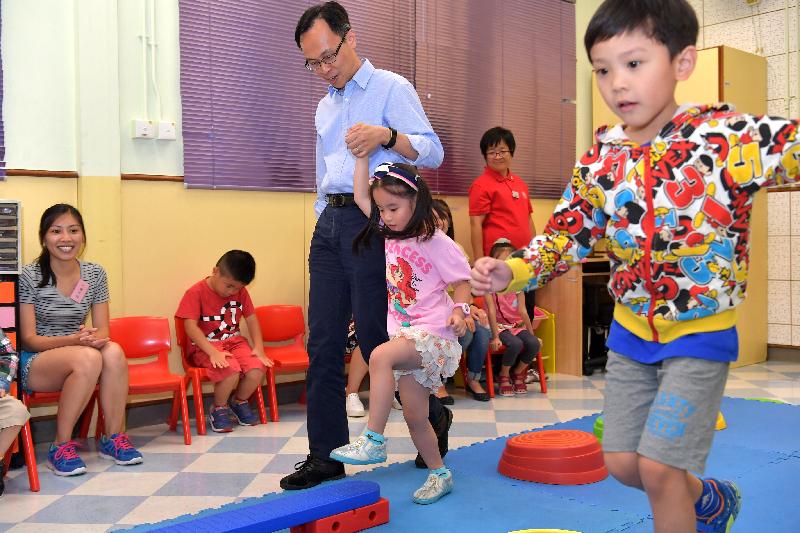 The Secretary for Constitutional and Mainland Affairs, Mr Patrick Nip, visited the Yan Chai Hospital Yuen Yuen Institute Early Education and Training Centre today (July 28). Picture shows Mr Nip (third left) assisting in conducting rehabilitative training of the children.