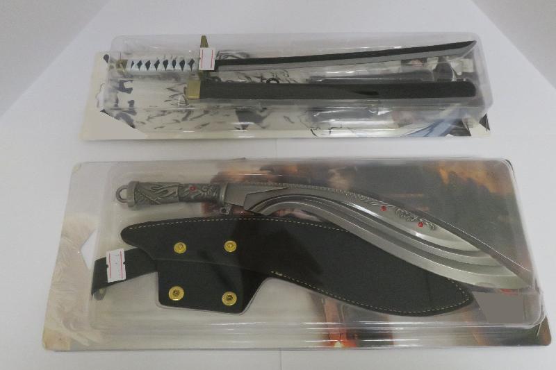 香港海关于过去两星期在深水埗区进行巡查行动，勒令五间零售店铺将二百四十九件怀疑不安全的「动漫兵器玩具」储存于指定的地方。图示其中外形仿似刀及剑的怀疑不安全玩具。