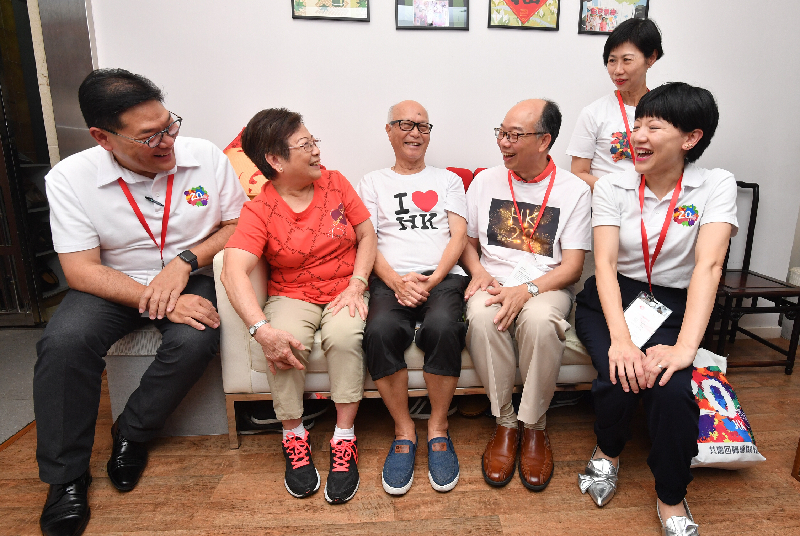 The Secretary for Transport and Housing, Mr Frank Chan Fan (second right, front row) visited the Central and Western District today (July 28).  Accompanied by the Chairman of the Central and Western District Council, Mr Yip Wing-shing (first left), and the District Officer (Central and Western), Mrs Susanne Wong, (first right, front row), he conducted home visit to an elderly couple in the district. Picture shows Mr Chan chatting with them.