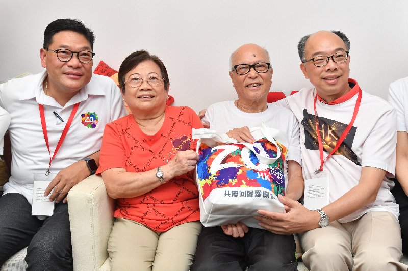 The Secretary for Transport and Housing, Mr Frank Chan Fan (right), visited an elderly couple in the Central and Western District today (July 28).  He gave them a gift pack of the 20th anniversary of the establishment of the Hong Kong Special Administrative Region to the elderly couple during his visit to the Western District.