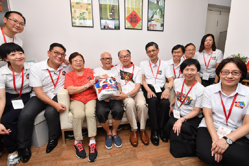 The Secretary for Transport and Housing, Mr Frank Chan Fan (fifth left, middle row), visited an elderly couple in the Central and Western District today (July 28), and pictured with the Chairman of the Central and Western District Council, Mr Yip Wing-shing (second left, middle row); the Acting Permanent Secretary for Transport and Housing (Housing), Miss Agnes Wong (first right, front row); the Director of Marine, Ms Maisie Cheng (third right, middle row); the Director of Highways, Mr Daniel Chung (fourth right, middle row); the Director-General of Civil Aviation, Mr Simon Li (second right, middle row); and the Acting Commissioner for Transport, Ms Macella Lee (first right, middle row); the District Officer (Central and Western), Mrs Susanne Wong (first left, middle row) and representatives of a non-governmental organisation.