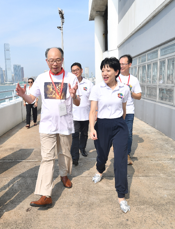 The Secretary for Transport and Housing, Mr Frank Chan Fan (left), was briefed on the signature project scheme of the Central and Western District and the development on the waterfront during his visit to the district today (July 28).