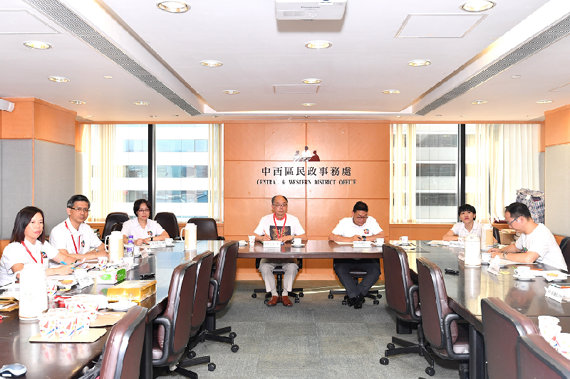 The Secretary for Transport and Housing, Mr Frank Chan Fan (fourth right), met with Central and Western District Councillors during his visit to the district today (July 28).