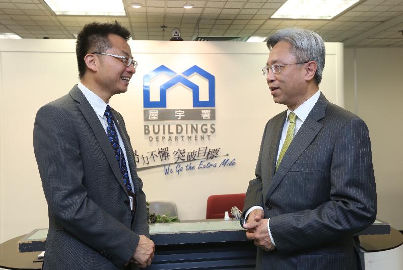 The Secretary for the Civil Service, Mr Joshua Law (right), visited the Buildings Department today (July 31). He is pictured meeting with the Director of Buildings, Mr Cheung Tin-cheung, to better understand the department's work and challenges.