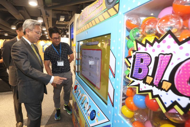 The Secretary for the Civil Service, Mr Joshua Law (first left), today (July 31) toured the Building Information Centre of the Buildings Department. Photo shows Mr Law being briefed on the department's use of games to promote building safety.