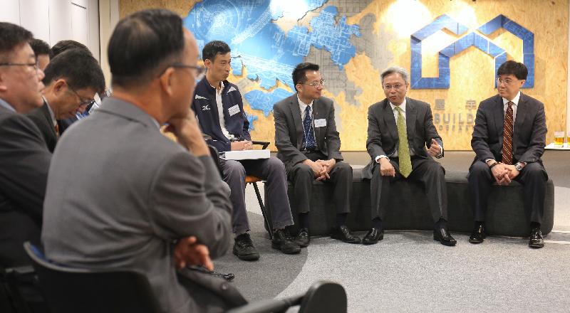 Accompanied by the Permanent Secretary for the Civil Service, Mr Thomas Chow (first right), and the Director of Buildings, Mr Cheung Tin-cheung (third right), the Secretary for the Civil Service, Mr Joshua Law (second right), today (July 31) meets with the Buildings Department staff representatives of various grades at a tea gathering to exchange views on matters that concern them.