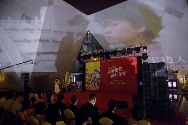 「风华绝代　港片年华」第六届香港主题电影展今晚（七月三十一日）在北京当代MOMA百老汇电影中心水上舞台举行，各界嘉宾齐聚一堂，共贺一年一度的电影盛事。