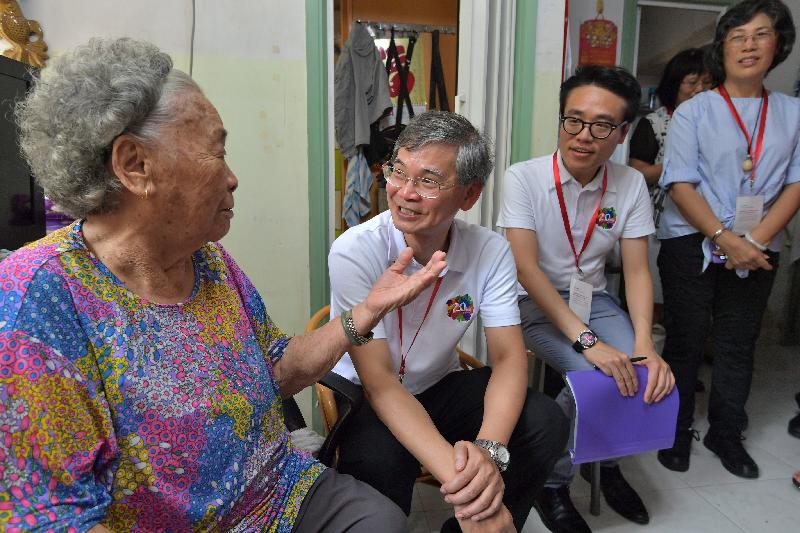 The Secretary for Labour and Welfare, Dr Law Chi-kwong, visited an elderly person in Yuen Long District under the "Celebrations for All" project this afternoon (July 31). Picture shows Dr Law (second left) chatting with the elderly person to understand her living conditions. Next to him is the District Officer (Yuen Long), Mr Edward Mak (third left).