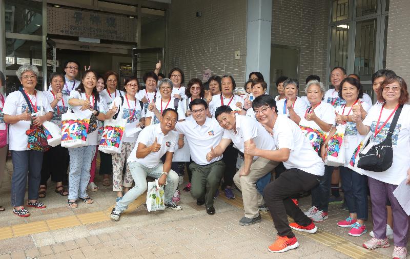 The Secretary for Commerce and Economic Development, Mr Edward Yau (front row, second left), is pictured with the District Officer (North), Mr Yau Kin-chung (front row, first left); the Chairman of the North District Council, Mr So Sai-chi (front row, second right); and a volunteer team during his visit in North District today (August 1).