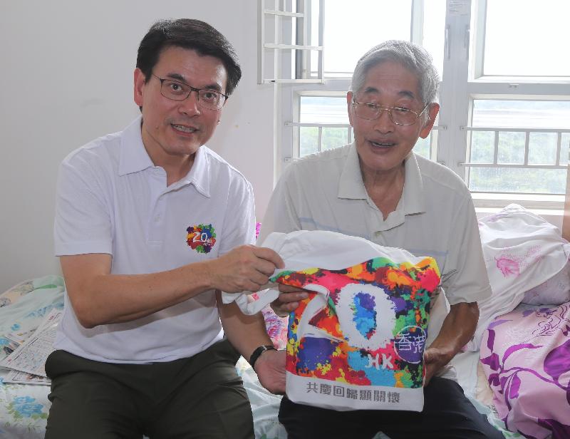 The Secretary for Commerce and Economic Development, Mr Edward Yau (left), visited an elderly man living in Cheung Lung Wai Estate in Sheung Shui during his visit in North District today (August 1). Mr Yau learned about his needs and daily life and gave a gift pack to him. 