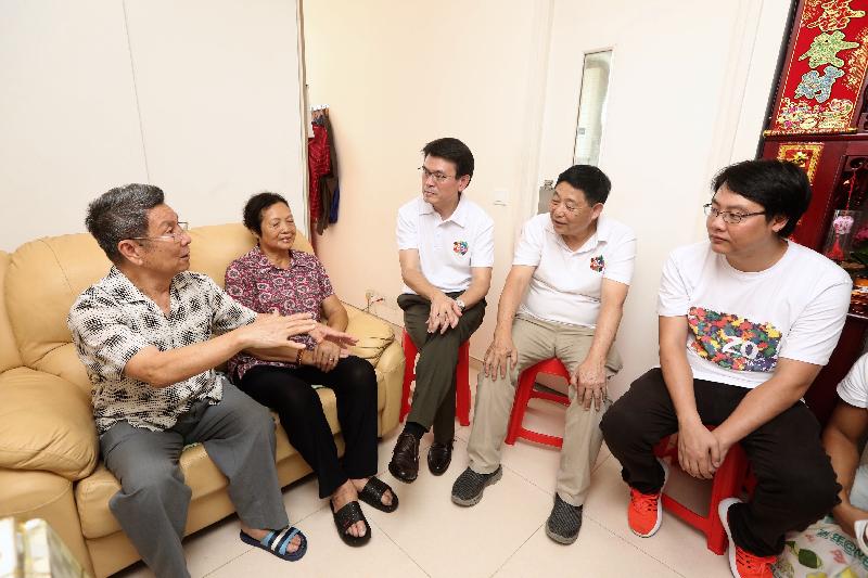 The Secretary for Commerce and Economic Development, Mr Edward Yau (centre), visited an elderly couple living in Cheung Lung Wai Estate in Sheung Shui during his visit in North District today (August 1). Mr Yau learned about their needs and daily life and gave a gift pack to them.