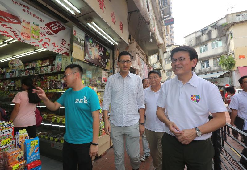 The Secretary for Commerce and Economic Development, Mr Edward Yau (first right), visited some local shops at Shek Wu Hui in Sheung Shui and chatted with various shop owners to better understand their businesses during his visit in North District today (August 1).