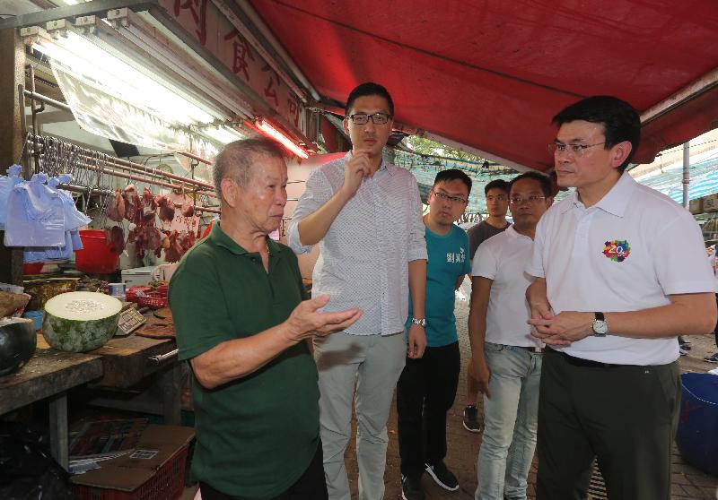 The Secretary for Commerce and Economic Development, Mr Edward Yau (first right), visited some local shops at Shek Wu Hui in Sheung Shui and chatted with various shop owners to better understand their businesses during his visit in North District today (August 1).