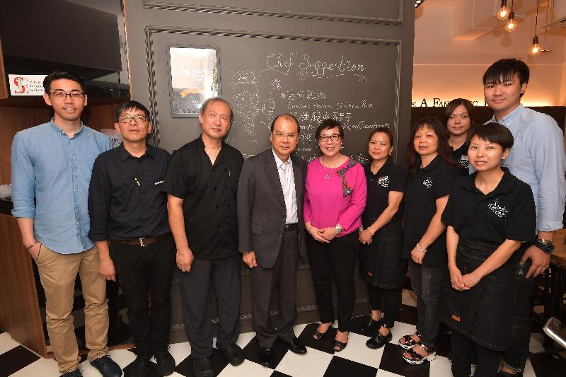 The Chief Secretary for Administration, Mr Matthew Cheung Kin-chung (fourth left), learns about the successful experience of Fantastic Cafe, a social enterprise operated by the Social Service Division of the Free Methodist Church of Hong Kong (FMC), during his visit to the restaurant while touring Tuen Mun District today (August 1). Mr Cheung is pictured with the senior management of the social enterprise and the restaurant staff.
