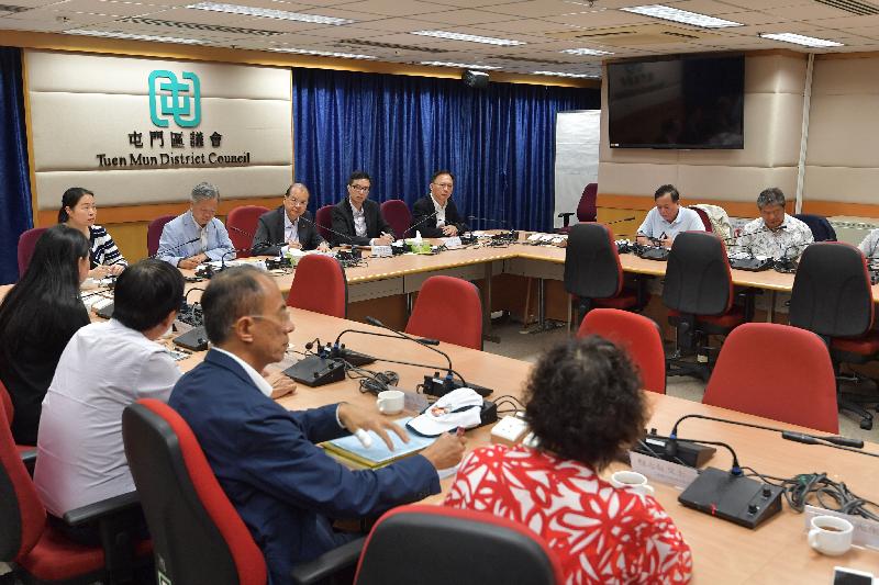 The Chief Secretary for Administration, Mr Matthew Cheung Kin-chung (third left), during his visit to Tuen Mun District this afternoon (August 1), meets with members of the Tuen Mun District Council (TMDC) to listen to their views on various development issues and matters of concern to the community. 