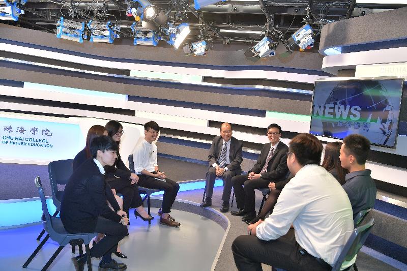 The Chief Secretary for Administration, Mr Matthew Cheung Kin-chung (fifth left), chats with students while touring the Cross-media Visual Production Studio of Chu Hai College of Higher Education as part of his visit to Tuen Mun District today (August 1). Also present was the Acting District Officer (Tuen Mun), Mr Simpson Lo (sixth left).