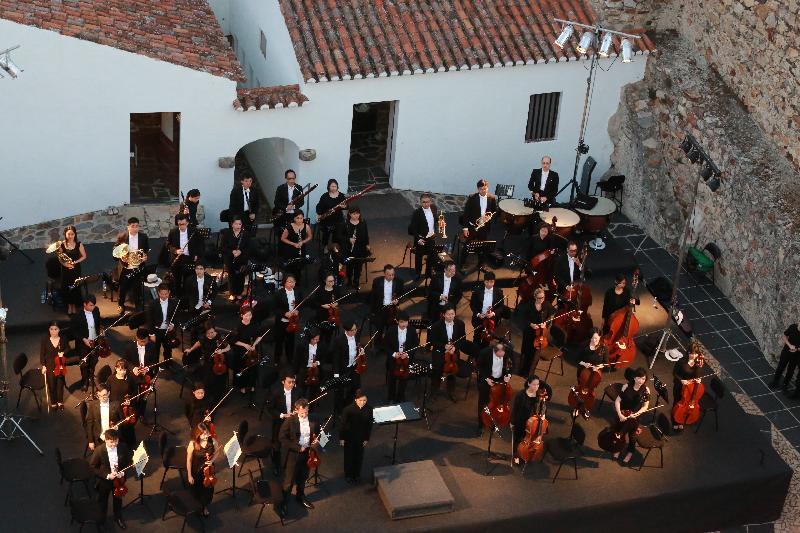 Three Hong Kong orchestras performed in Europe with the support of the Hong Kong Economic and Trade Office in Brussels to mark the 20th anniversary of the establishment of the Hong Kong Special Administrative Region. Photo shows the Hong Kong Sinfonietta performing at the Marvão Castle in Portugal on July 23 (Marvão time).