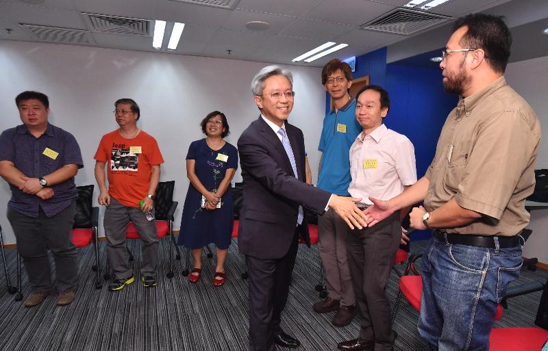 公務員事務局局長羅智光（右四）今日（八月二日）到訪社會福利署，與部門協商委員會及工會的代表見面，了解他們所關注的事宜。
