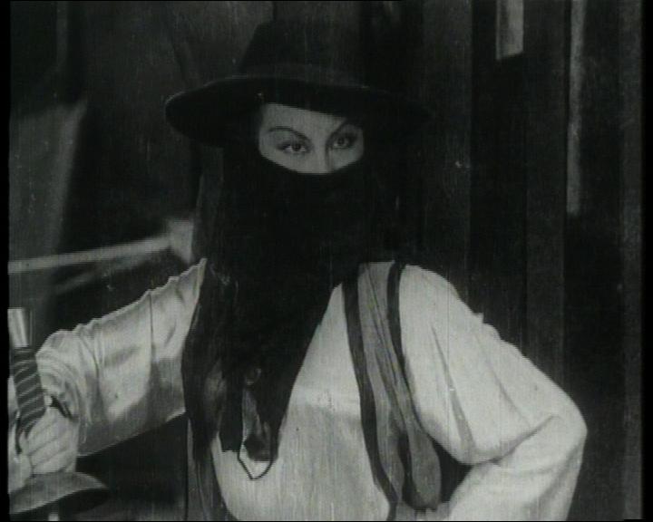 康樂及文化事務署香港電影資料館的「影畫早晨」節目將以「傳奇的長青樹．李麗華」為題，於九月和十月選映九齣李麗華從影黃金時期的電影。圖為《紅粉盜》（1948）劇照。
