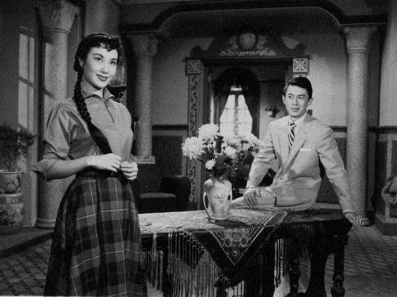 康樂及文化事務署香港電影資料館的「影畫早晨」節目將以「傳奇的長青樹．李麗華」為題，於九月和十月選映九齣李麗華從影黃金時期的電影。圖為《盲戀》（1956）劇照。