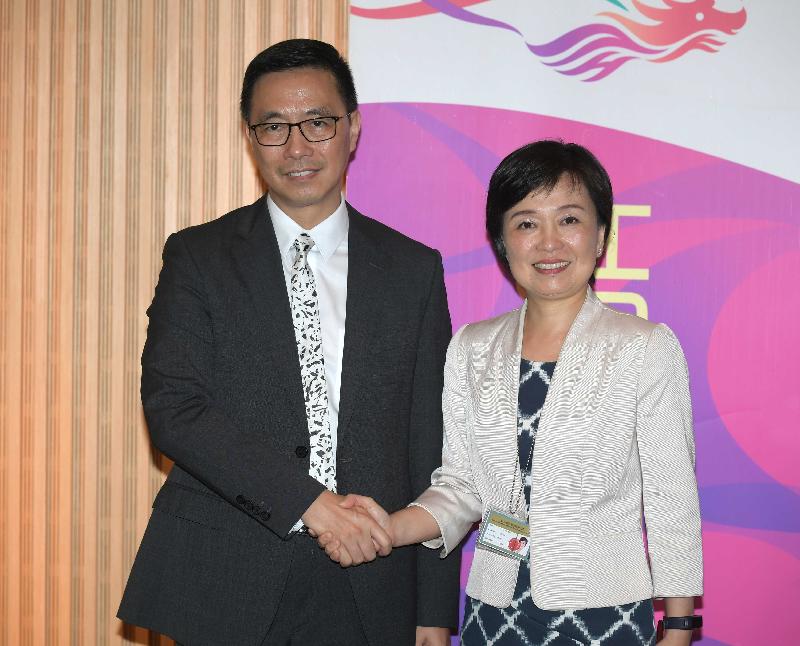 教育局局長楊潤雄（左）和教育局副局長蔡若蓮（右）今日（八月二日）在政府總部西翼大堂會見傳媒前合照。
