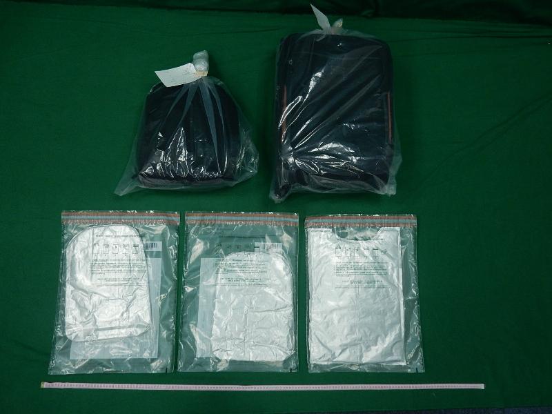Hong Kong Customs yesterday (August 1) seized about 3 kilograms of suspected cocaine with an estimated market value of about $2.86 million at Hong Kong International Airport.