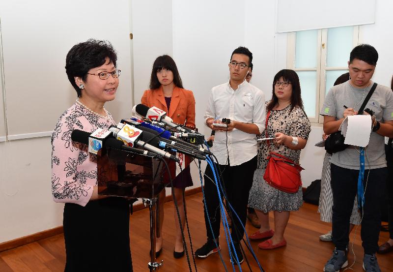 行政長官林鄭月娥今日（八月二日）在新加坡出席「李福志‧新加坡之子‧香港攝影師」攝影展開幕典禮後會見傳媒。