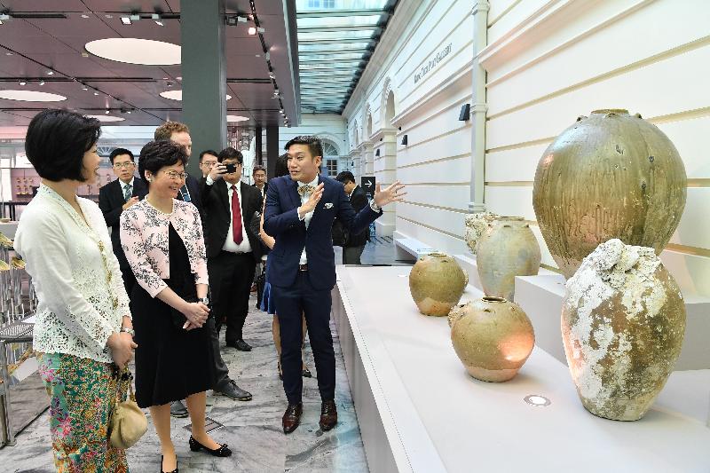 行政长官林郑月娥今日（八月二日）展开访问新加坡行程。图示林郑月娥（左二）参观亚洲文明博物馆。
