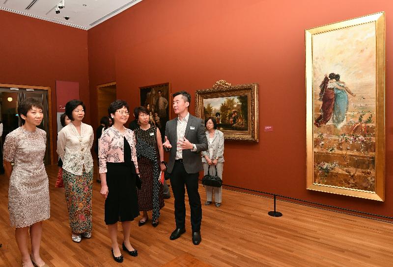 行政长官林郑月娥今日（八月二日）展开访问新加坡行程。图示林郑月娥（左三）在新加坡文化、社区及青年部高级政务部长沈颖（左二）陪同下，参观新加坡国家美术馆。