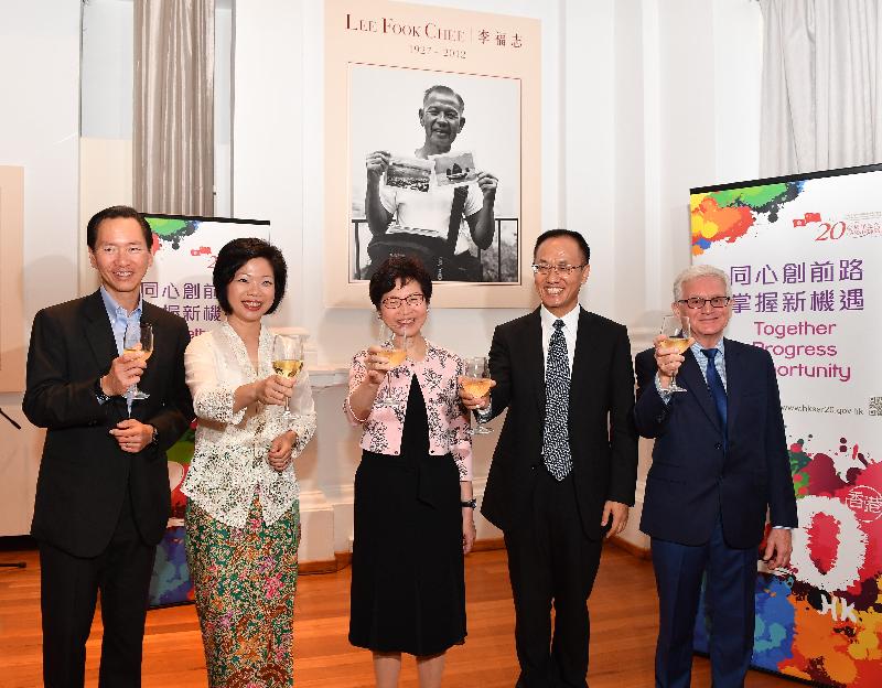 The Chief Executive, Mrs Carrie Lam, attended the opening reception of the photo exhibition "Lee Fook Chee - Son of Singapore, Photographer of Hong Kong" at the Arts House in Singapore this evening (August 2). The exhibition is part of a series of events in Singapore to celebrate the 20th anniversary of the establishment of the Hong Kong Special Administrative Region. Photo shows (from left) the Convenor of the Non-official Members of the Executive Council and patron of the Photographic Heritage Foundation, Mr Bernard Chan; the Senior Minister of State of the Ministry of Culture, Community and Youth of Singapore, Ms Sim Ann; Mrs Lam; the Chinese Ambassador to Singapore, Mr Chen Xiaodong; and the Founder of the Photographic Heritage Foundation, Mr Edward Stokes,  proposing a toast at the reception.