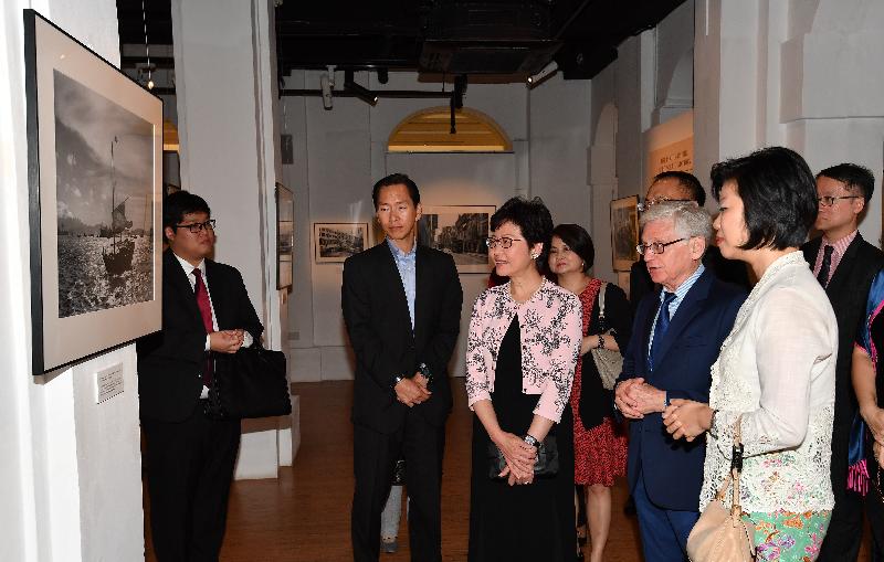 The Chief Executive, Mrs Carrie Lam, attended the opening reception of the photo exhibition "Lee Fook Chee - Son of Singapore, Photographer of Hong Kong" at the Arts House in Singapore this evening (August 2). The exhibition is part of a series of events in Singapore to celebrate the 20th anniversary of the establishment of the Hong Kong Special Administrative Region. Photo shows Mrs Lam (third left) touring the exhibition.