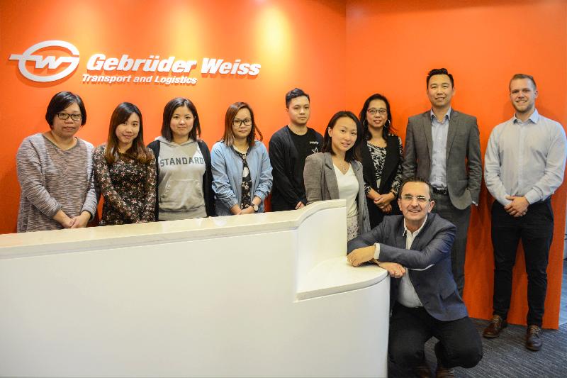 奥地利物流供应商Gebrüder Weiss今日（八月三日）宣布在香港开设地区办事处。图为Gebrüder Weiss香港与广东省负责人Michael Zankel（前）与香港团队合照。
