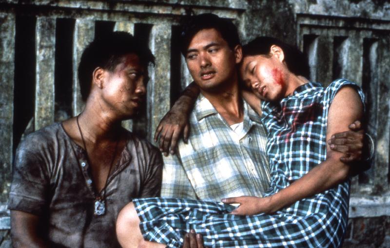 康乐及文化事务署香港电影资料馆将举办「抗战影像回眸」专题节目，于九月三日放映《等待黎明》（1984），免费入场。图示《等待黎明》剧照。