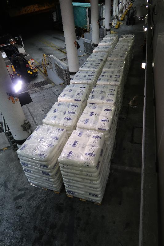 Hong Kong Customs yesterday (August 2) seized a batch of suspected smuggled goods including a large number of electronic parts and plastic pellets with an estimated market value of about $2.2 million at Lok Ma Chau Control Point. Photo shows some of the seized plastic pellets.