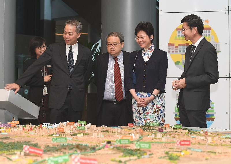 The Chief Executive, Mrs Carrie Lam, continued her visit to Singapore today (August 3). Photo shows Mrs Lam (second right), accompanied by the Chairman of the Urban Redevelopment Authority (URA), Mr Peter Ho (second left), and the Chief Executive Officer of the URA, Mr Ng Lang (first left), visiting the URA.