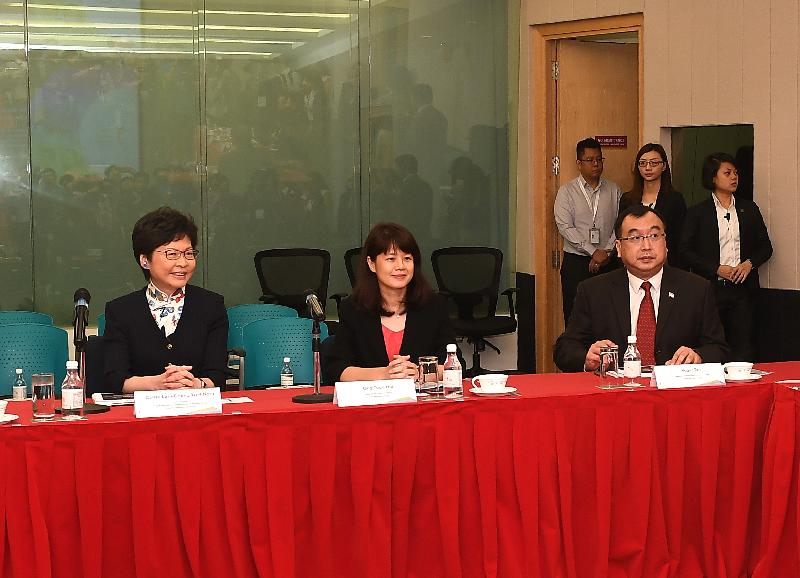 The Chief Executive, Mrs Carrie Lam, continued her visit to Singapore today (August 3). Photo shows Mrs Lam (left) meeting with the Dean and Chief Executive Officer of the Civil Service College, Ms Ong Toon Hui (centre), while visiting the Civil Service College.