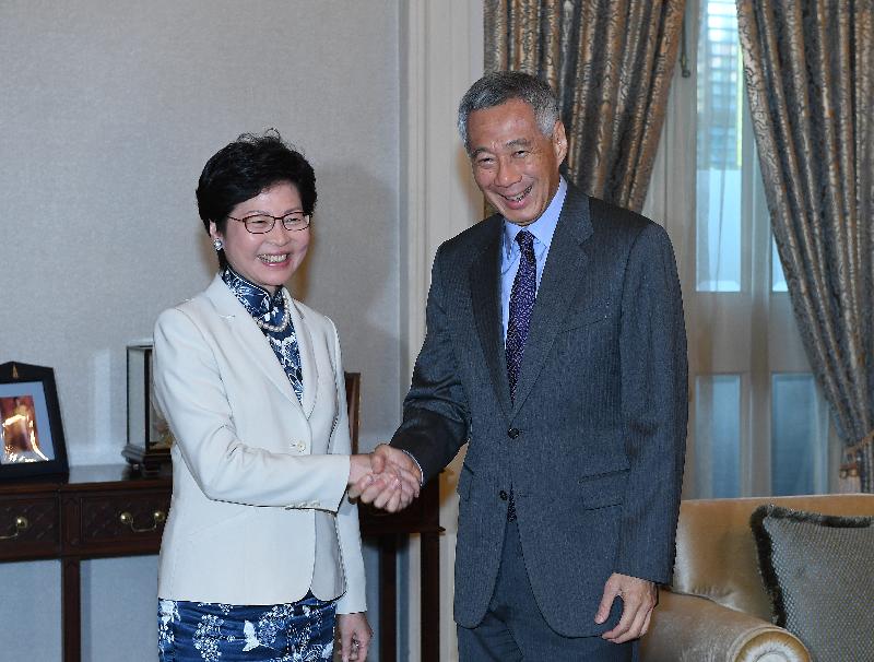行政长官林郑月娥今日（八月三日）继续访问新加坡行程。图示林郑月娥（左）拜会新加坡总理李显龙（右），就双方关注的议题交换意见。