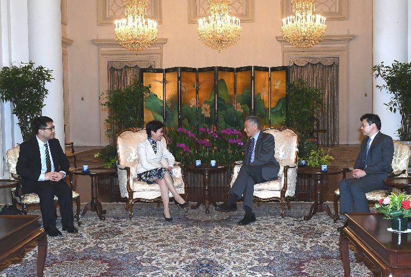 行政長官林鄭月娥今日（八月三日）繼續訪問新加坡行程。圖示林鄭月娥（左二）拜會新加坡總理李顯龍（右二），就雙方關注的議題交換意見。