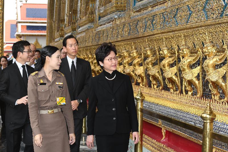 行政長官林鄭月娥（右一）今日（八月四日）在曼谷參觀大皇宮。