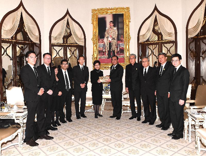 行政長官林鄭月娥今日（八月四日）在曼谷拜會泰國總理巴育。圖示林鄭月娥（左六）與巴育（右五）及其他官員合照。