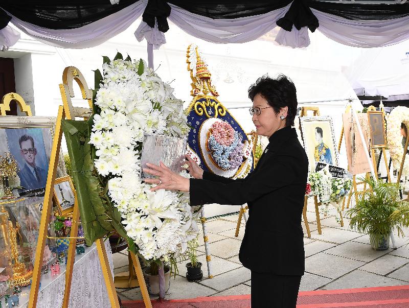 行政長官林鄭月娥今日（八月四日）展開泰國訪問行程。圖示林鄭月娥在曼谷大皇宮悼念已故泰國國王普密蓬‧阿杜德。