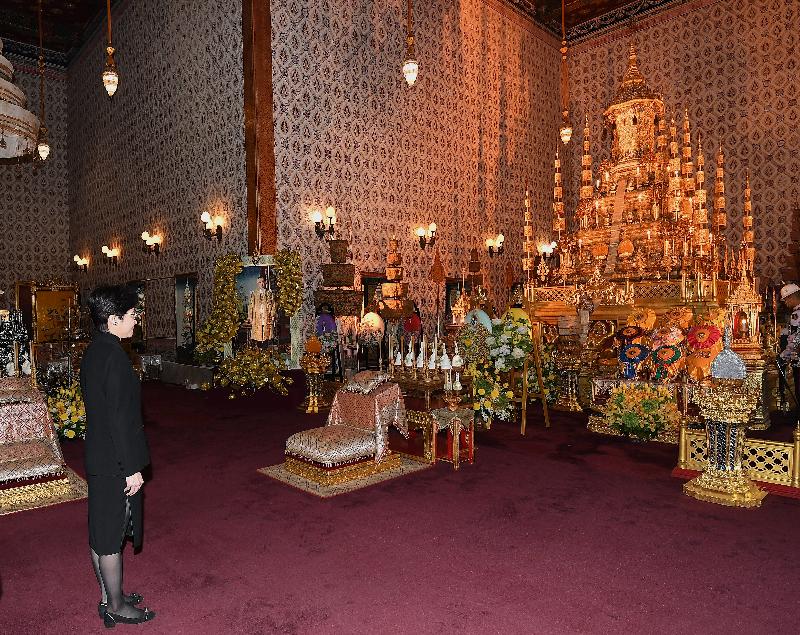 行政長官林鄭月娥今日（八月四日）在曼谷大皇宮悼念已故泰國國王普密蓬‧阿杜德。