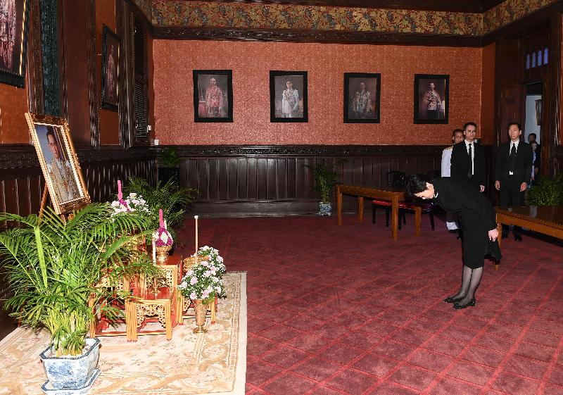 行政長官林鄭月娥今日（八月四日）在曼谷大皇宮悼念已故泰國國王普密蓬‧阿杜德。