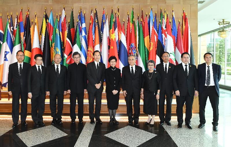 行政長官林鄭月娥今日（八月四日）在曼谷與泰國高層官員會面。圖示林鄭月娥（中）、行政會議非官守議員召集人陳智思（左五）和香港貿易發展局主席羅康瑞（左四）在會面後與泰國外交部長Don Pramudwinai（右五）、泰國商務部長Apiradi Tantraporn（右四）及其他官員合照。