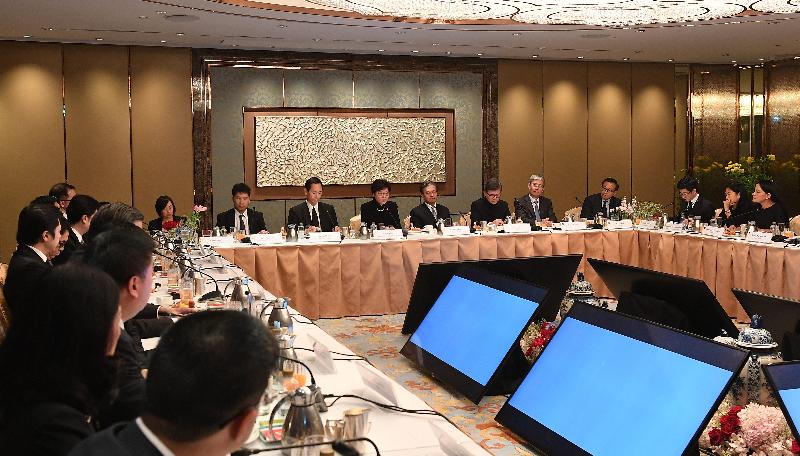 行政長官林鄭月娥（左四）今日（八月四日）在曼谷與泰國的工商領袖舉行圓桌會議，探討合作機會。圖示林鄭月娥在會議上發言。