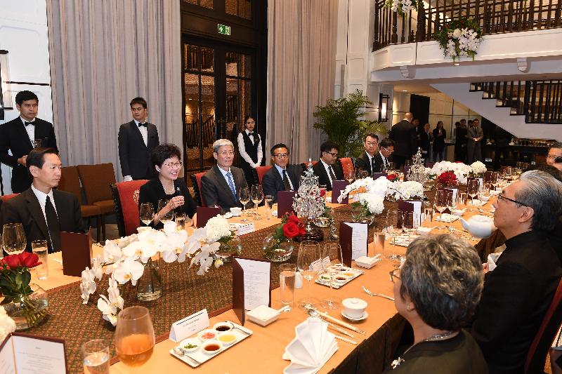 行政長官林鄭月娥（左二）今日（八月四日）在曼谷出席泰國副總理頌吉（左三）所設的晚宴。