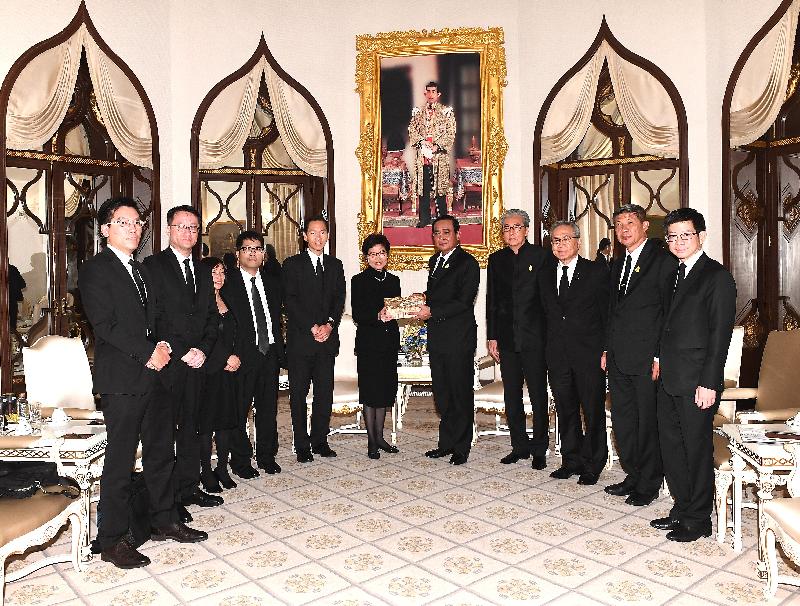 The Chief Executive, Mrs Carrie Lam, today (August 4) in Bangkok calls on the Prime Minister of Thailand, Mr Prayut Chan-o-cha. Photo shows Mrs Lam (sixth left) with Mr Prayut Chan-o-cha (fifth right) and other officials.