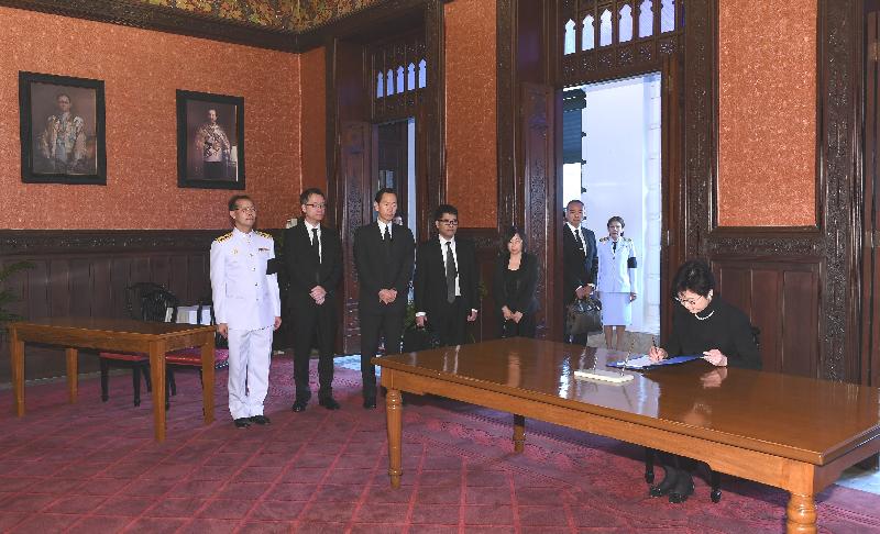 The Chief Executive, Mrs Carrie Lam, today (August 4) pays respects to the late King of Thailand, His Majesty Bhumibol Adulyadej, at the Grand Palace in Bangkok.