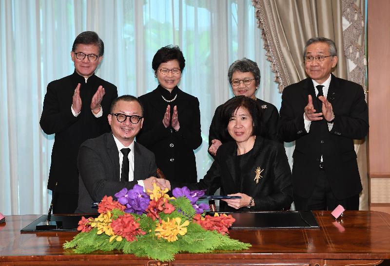 The Chief Executive, Mrs Carrie Lam (back row, second left); the Minister of Foreign Affairs of Thailand, Mr Don Pramudwinai (back row, first right); the Chairman of the Hong Kong Trade Development Council (HKTDC), Mr Vincent Lo (back row, first left); and the Minister of Commerce of Thailand, Mrs Apiradi Tantraporn (back row, second right), witness the signing of a Letter of Intent between the HKTDC and the Department of International Trade Promotion under the Ministry of Commerce of Thailand today (August 4). The Letter of Intent aims to enhance trade promotion and capacity building, foster start-ups and groom young entrepreneurs and talents.