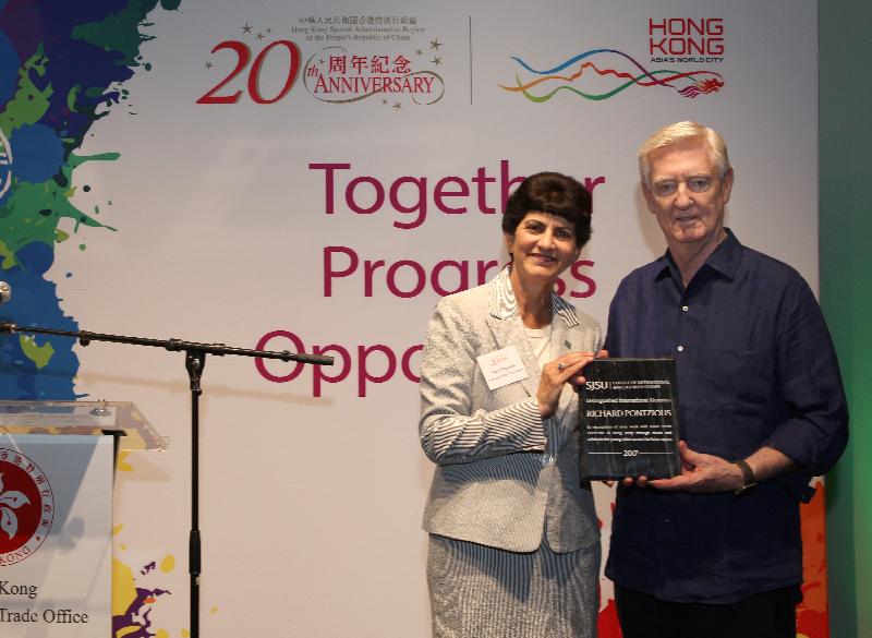 聖荷西州立大學校長Mary Papazian（左）今晚（聖荷西時間八月四日）於香港駐三藩市經濟貿易辦事處舉辦的酒會上向亞洲青年管弦樂團創辦人和藝術總監龐信頒授傑出校友獎。